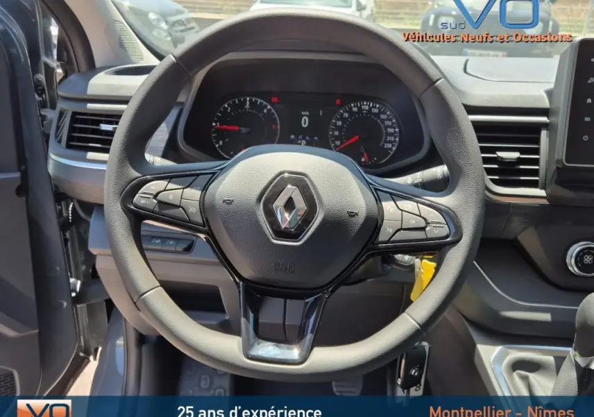 Vue centrée sur le volant noir du Renault Trafic Fourgon 2023 avec tableau de bord et commandes intégrées visibles.