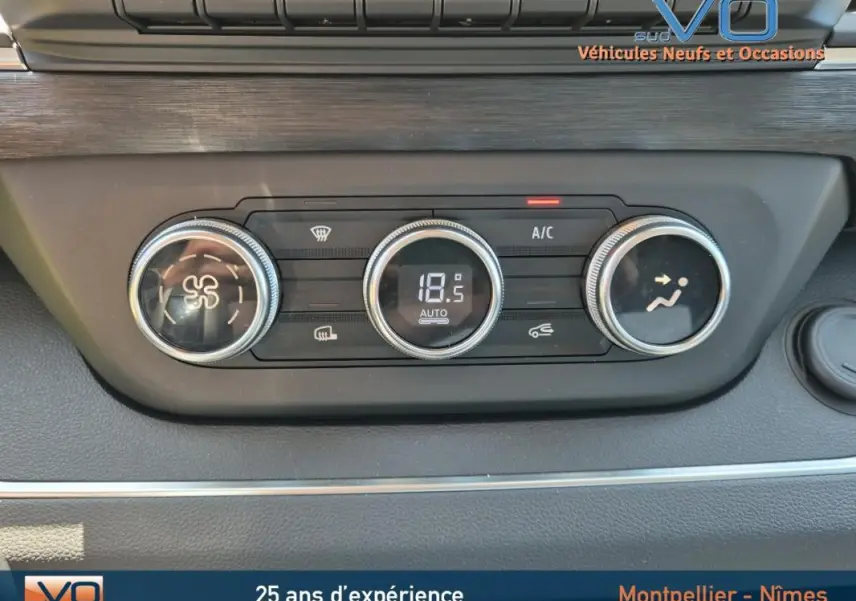 Gros plan sur la commande de climatisation digitale du Renault Trafic Fourgon gris foncé 2023, finition Confort.