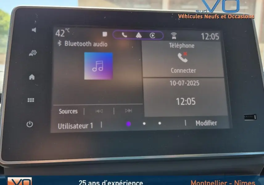 Écran tactile central du Renault Trafic Fourgon 2023 affichant Bluetooth audio et téléphone, intérieur moderne.