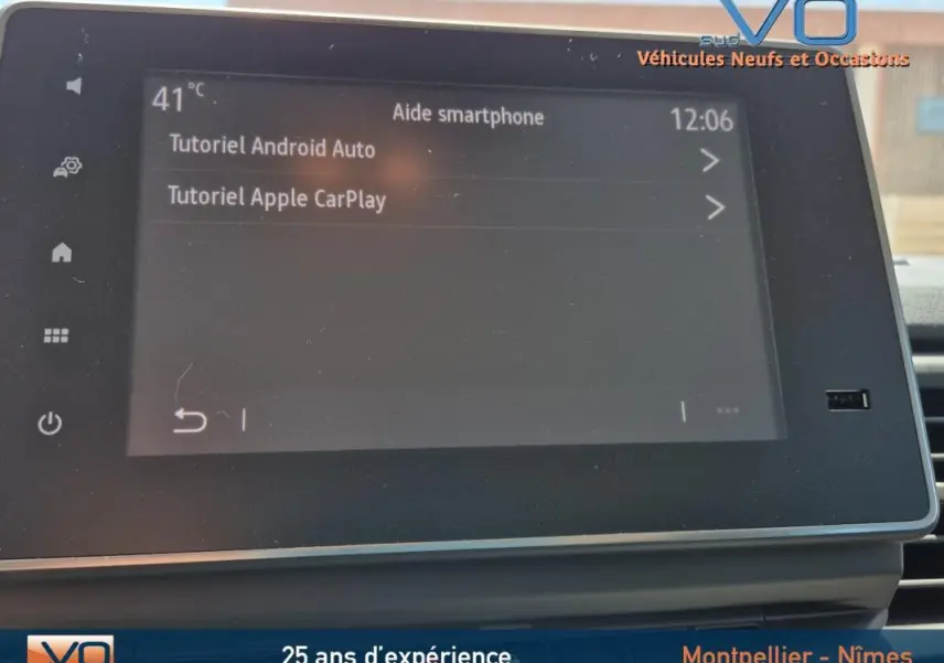 Écran tactile central du Renault Trafic Fourgon 2023 affichant les tutoriels Android Auto et Apple CarPlay.