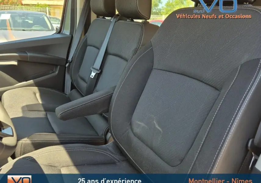 Vue rapprochée des sièges avant noirs du Renault Trafic Fourgon 2023, cabine approfondie, côté conducteur visible.