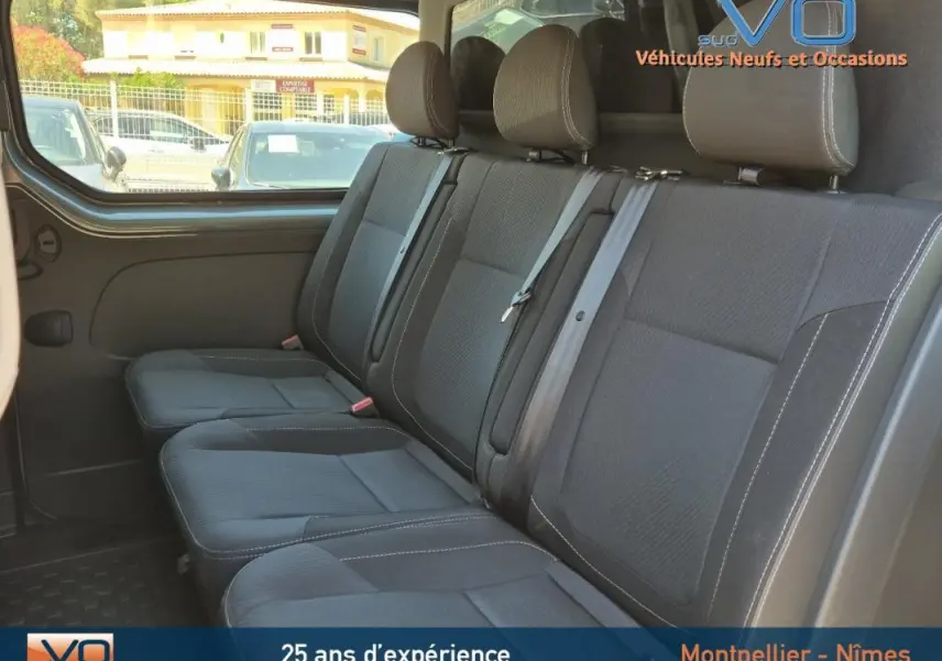 Banquette arrière en tissu gris foncé du Renault Trafic Fourgon 2023, vue latérale côté droit avec ceintures visibles.
