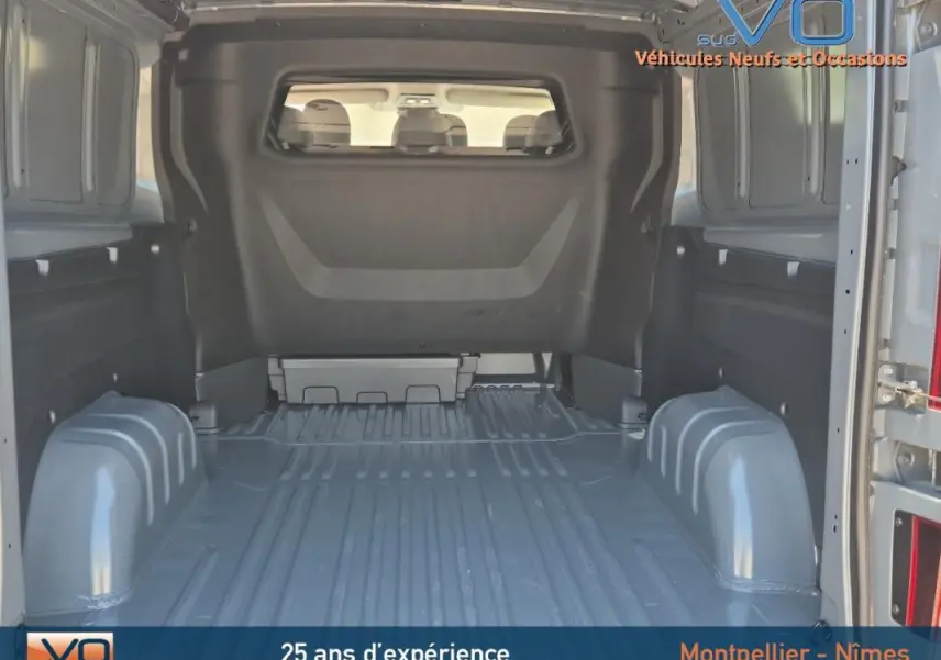 Vue intérieure de la zone de chargement du Renault Trafic Fourgon gris foncé, cabine approfondie, sans aménagement.