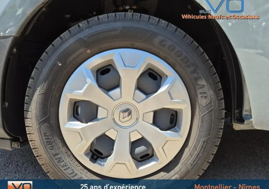 Gros plan sur la roue avant droite du Renault Trafic Fourgon gris foncé avec enjoliveur et pneu Goodyear.