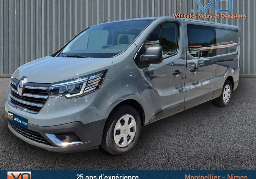 Renault Trafic Fourgon gris foncé vu en 3/4 avant droit avec vitres surteintées et porte latérale coulissante visible