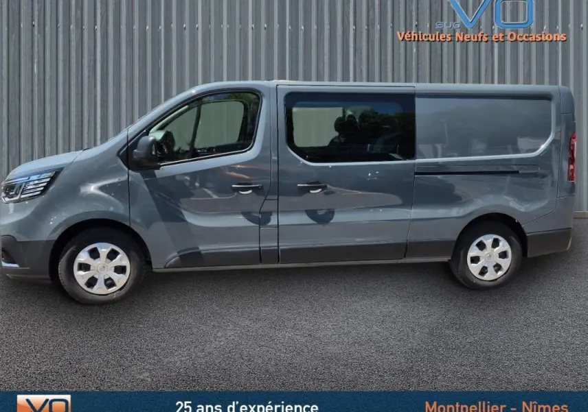 Profil côté gauche du Renault Trafic Fourgon gris foncé 2023 avec porte latérale et vitres surteintées.