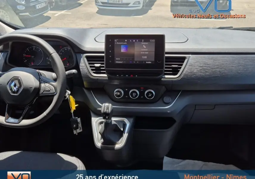 Intérieur du Renault Trafic Fourgon 2023, tableau de bord moderne avec écran tactile et volant multifonction noir.