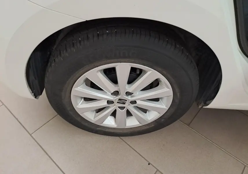 Gros plan sur la roue avant gauche blanche d'une SEAT IBIZA 2023 avec jante alliage à 10 branches.