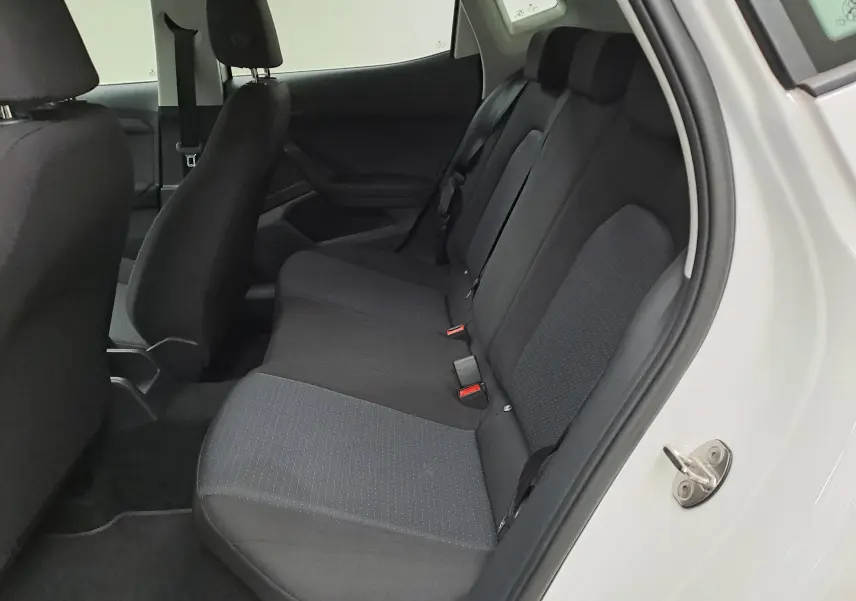 Vue intérieure côté droit montrant la banquette arrière noire de la SEAT IBIZA 1.0 TSI 95 STYLE BUSINESS 2023 blanc candy.