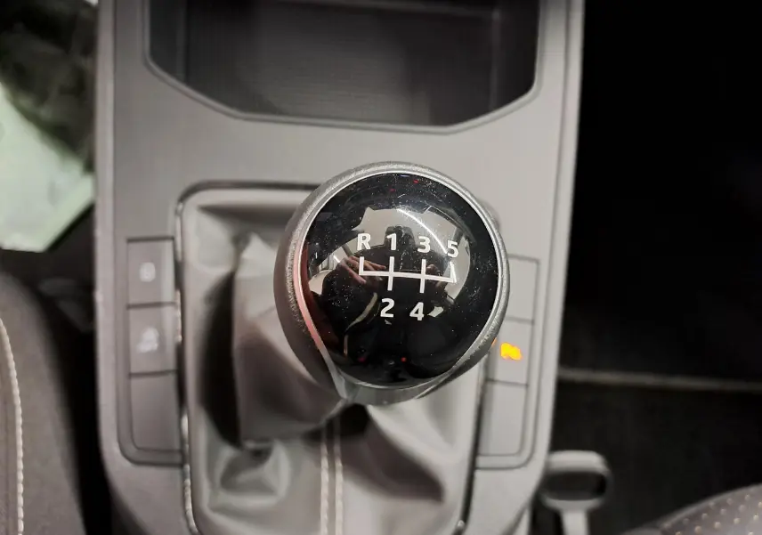 Gros plan sur le levier de vitesses manuel de la SEAT Ibiza 2023, finition Style Business, avec coutures apparentes.