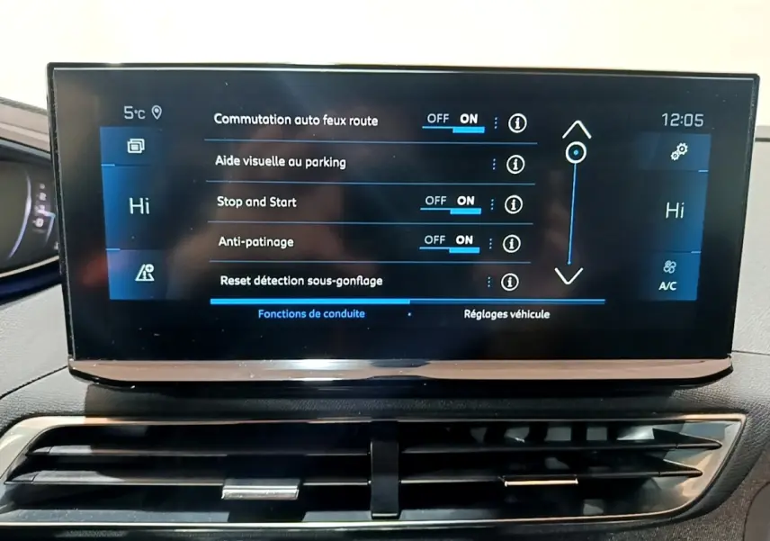 Écran tactile central du Peugeot 3008 2022 affichant les réglages d'aide à la conduite et climatisation.