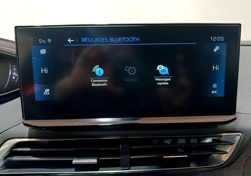 Écran tactile central du tableau de bord du Peugeot 3008 gris foncé affichant les réglages Bluetooth.