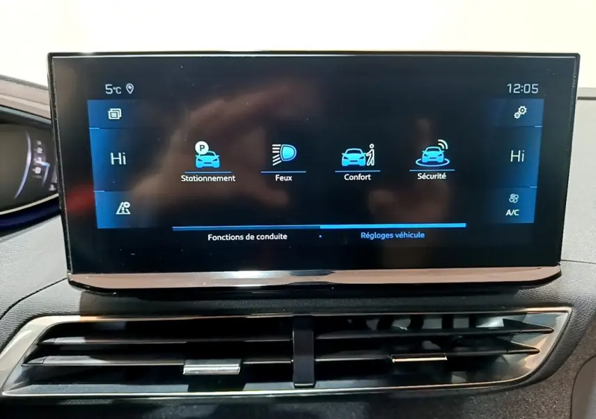Écran tactile central du tableau de bord du Peugeot 3008 gris foncé, affichant les réglages de conduite et confort.