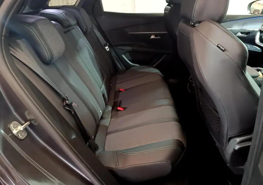 Vue intérieure côté gauche des sièges arrière en cuir et tissu gris du Peugeot 3008 2022 Allure Pack.