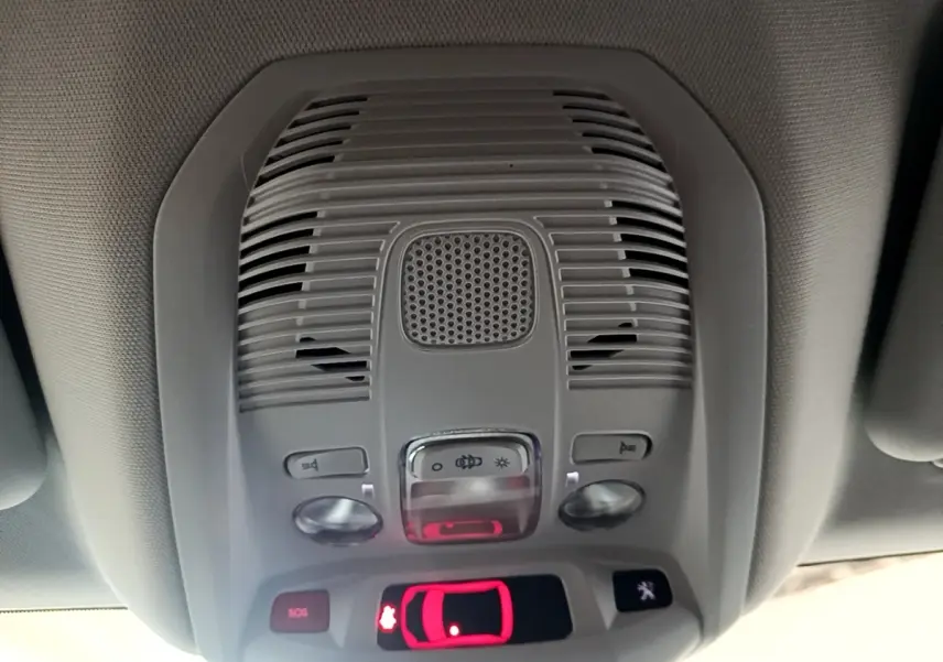 Vue en gros plan du plafonnier gris clair avec commandes lumineuses et bouton SOS du Peugeot 3008 2022.