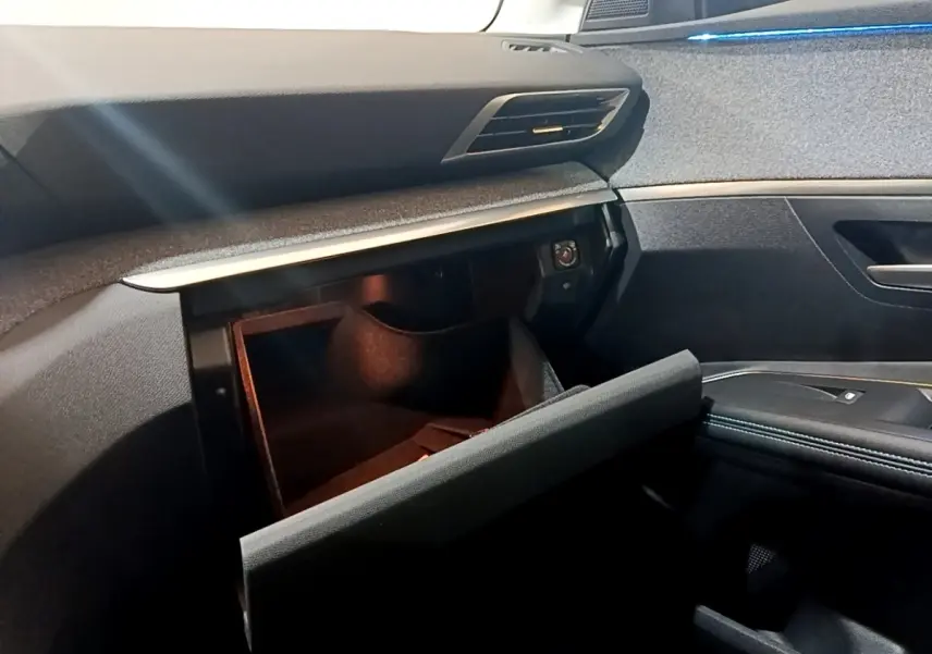 Intérieur PEUGEOT 3008 2022, vue côté passager sur boîte à gants ouverte et tableau de bord gris foncé.