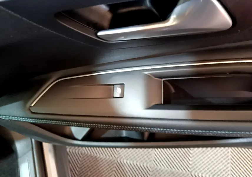 Poignée de porte intérieure côté gauche en plastique noir avec bouton de verrouillage, Peugeot 3008 gris foncé 2022.