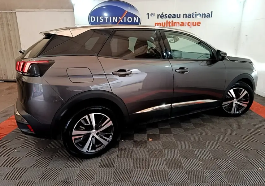 Peugeot 3008 gris foncé vue de profil côté gauche, avec feux arrière LED et jantes alliage bicolores.