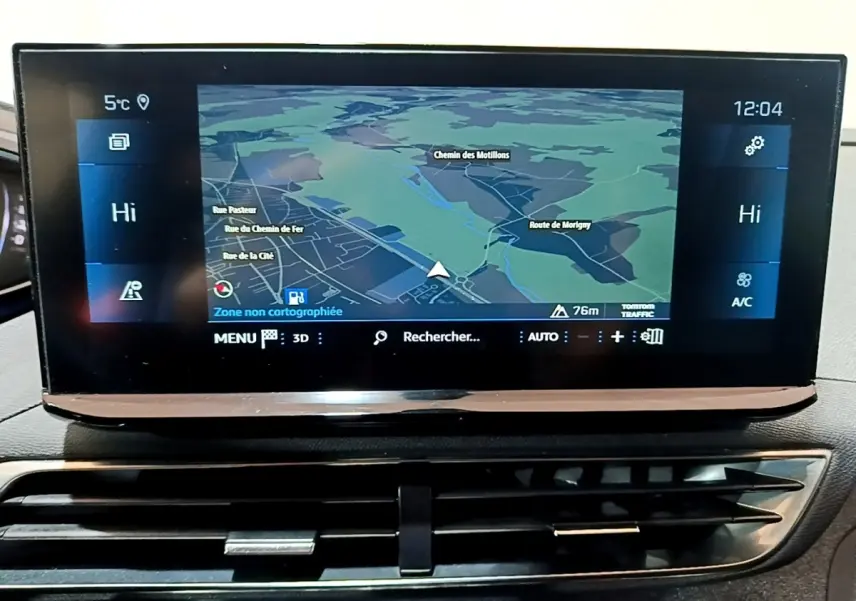Écran tactile central affichant la navigation 3D du Peugeot 3008 2022, avec commandes climatisation visibles en dessous