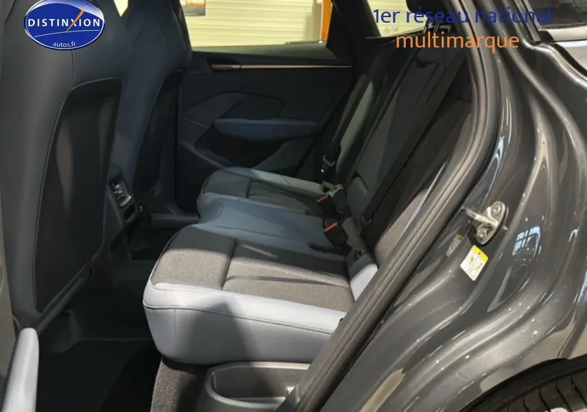 Vue côté droit sur l’intérieur arrière gris du CUPRA TERRAMAR 2025, mettant en valeur les sièges et les portes ouvertes.