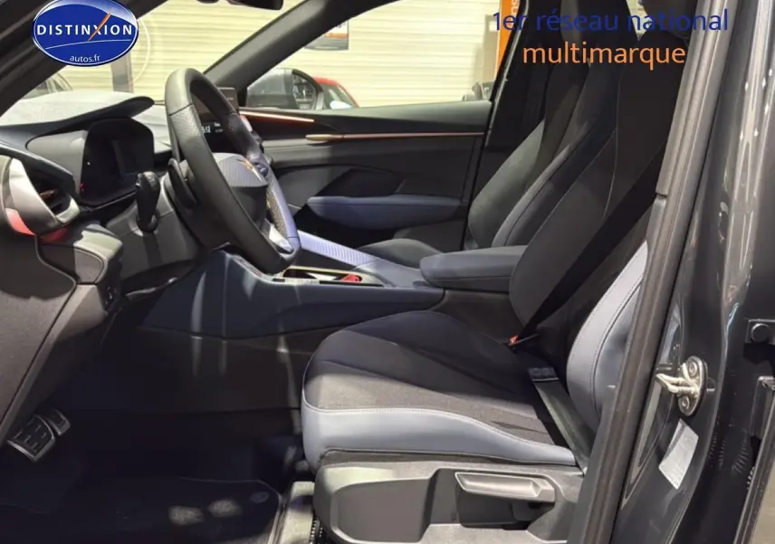 Vue intérieure côté conducteur d'une CUPRA TERRAMAR gris avec sièges sport et volant cuir multifonction.