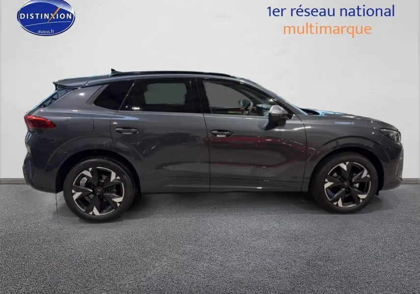 Vue latérale droite d'un CUPRA Terramar gris 2025 avec jantes noires et vitres surteintées.