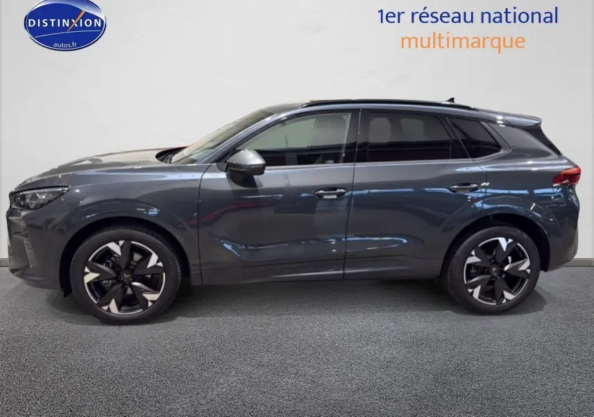 Vue latérale droite d'un SUV CUPRA Terramar gris 2025 avec jantes alu noires et vitres arrière surteintées.