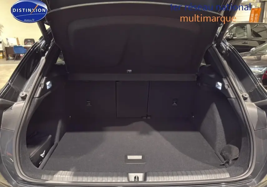 Coffre ouvert d'une CUPRA Terramar gris, vue arrière montrant l'espace de chargement vide et bien fini.