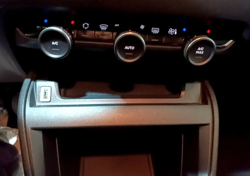 Gros plan sur les commandes de climatisation automatique du tableau de bord d'une Citroën C4 gris foncé de 2021.