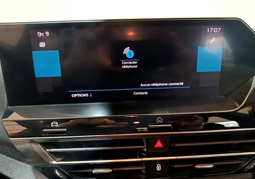 Écran tactile central de la Citroën C4 gris foncé, affichant la connexion Bluetooth, vue intérieure frontale.