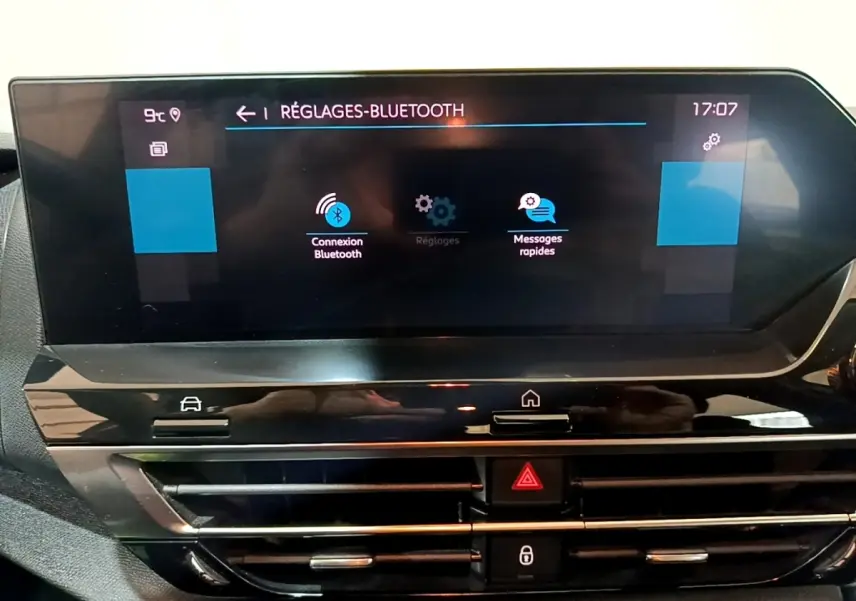 Écran tactile central de la Citroën C4 gris foncé affichant les réglages Bluetooth, vue frontale rapprochée.