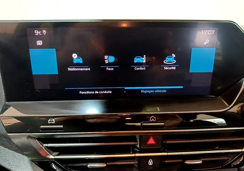 Écran tactile central affichant les réglages de conduite dans l'habitacle d'une Citroën C4 gris foncé, vue de face.
