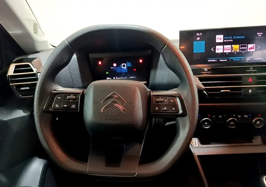 Vue intérieure centrée sur le volant multifonctions noir et le tableau de bord numérique de la Citroën C4 2021.