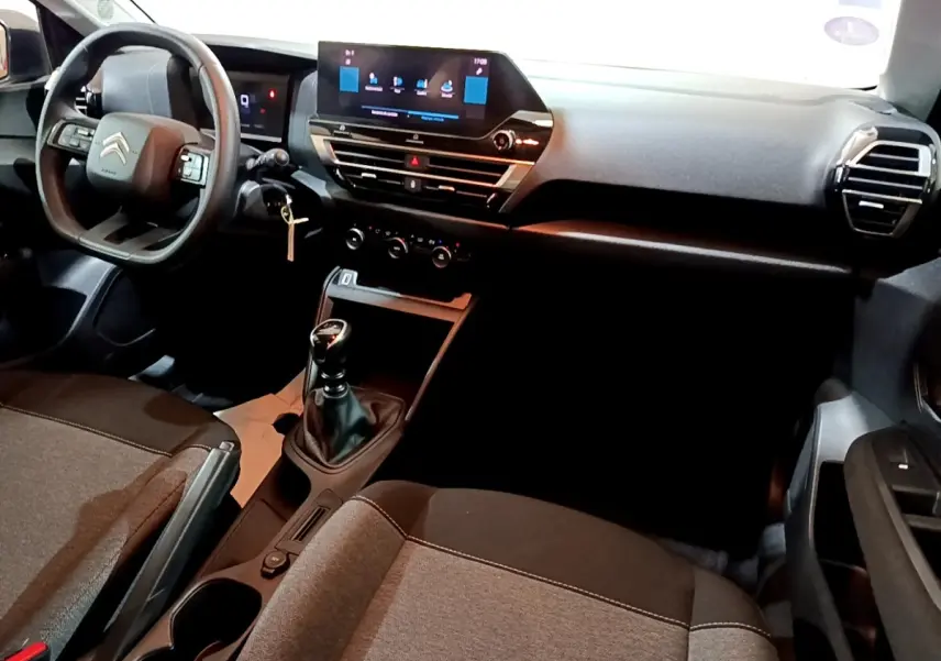 Vue intérieure avant droite de la Citroën C4 2021, avec tableau de bord noir et écran tactile central.