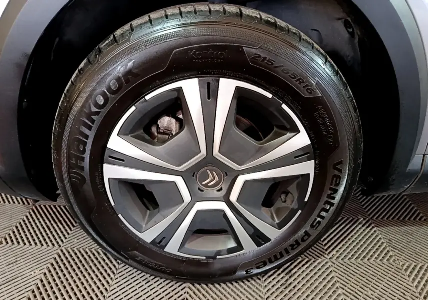 Gros plan sur la roue avant gauche d'une Citroën C4 gris foncé avec jante alliage et pneu Hankook.