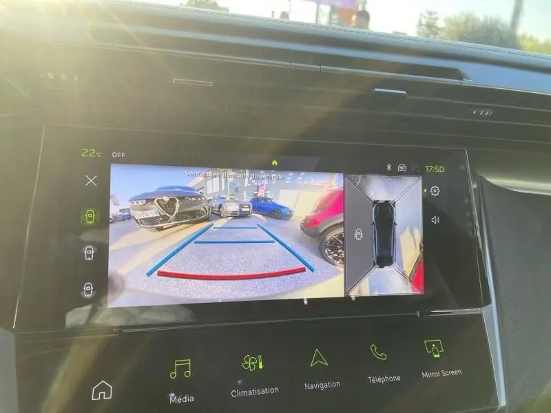 Écran intérieur du Peugeot 408 Hybrid 136 cv noir métal montrant la caméra de recul avec vue arrière et vue à 360 degrés.