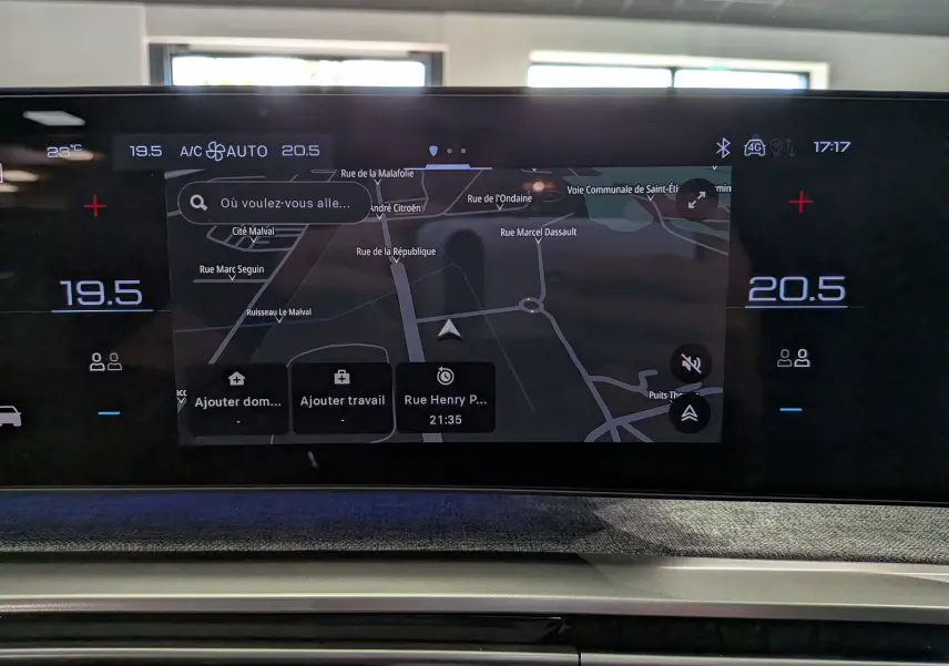 Écran tactile central du Peugeot 5008 Hybrid 145 GT 2025 affichant la navigation avec température intérieure à 19,5 et 20,5°C.