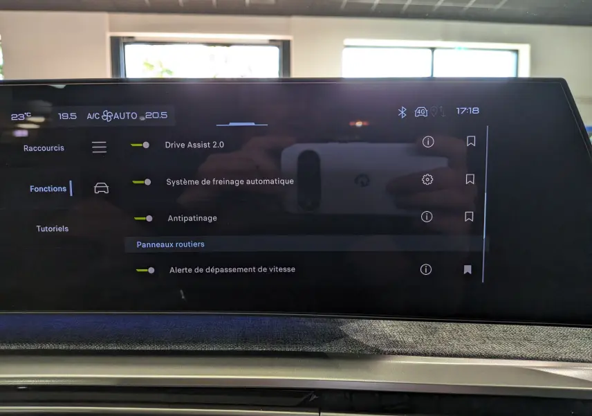 Écran tactile intérieur du Peugeot 5008 Hybrid 145 GT montrant les options d’aide à la conduite, ambiance moderne et épurée.