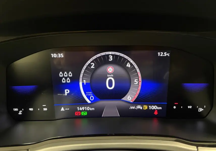 Affichage numérique du tableau de bord du Volkswagen Touran 2025, montrant la vitesse à 0 km/h et la température extérieure à 12,5°C.