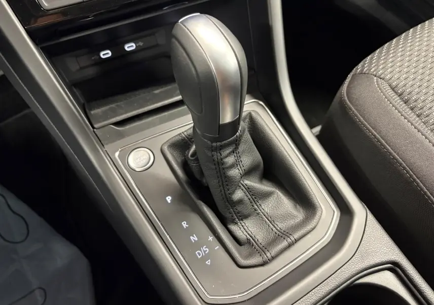 Gros plan sur le levier de vitesse automatique noir et argenté dans l’habitacle du Volkswagen Touran 2025.