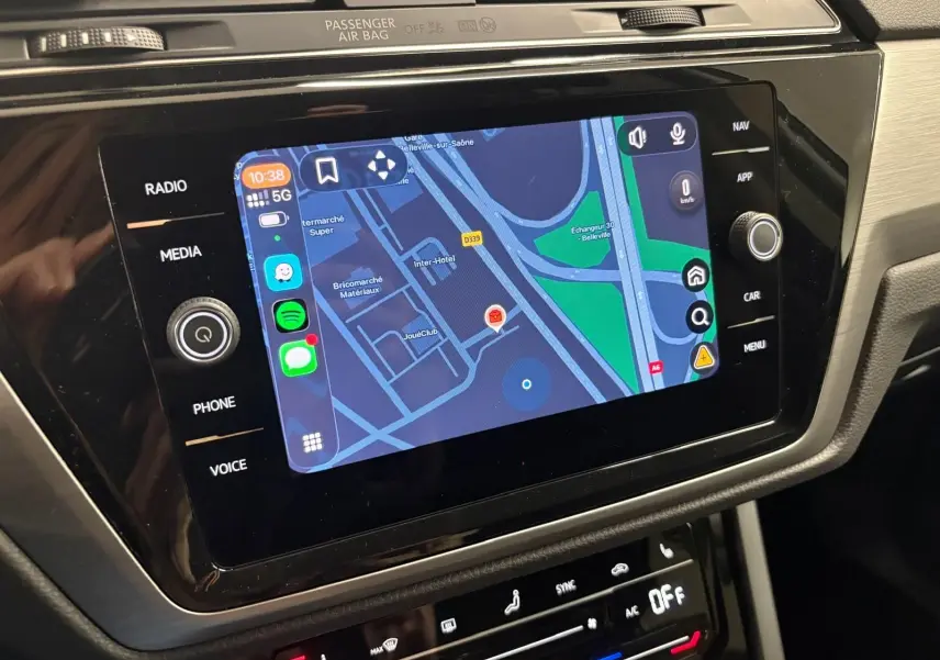 Gros plan sur l’écran tactile central du Volkswagen Touran 2025 avec navigation et commandes multimédia.