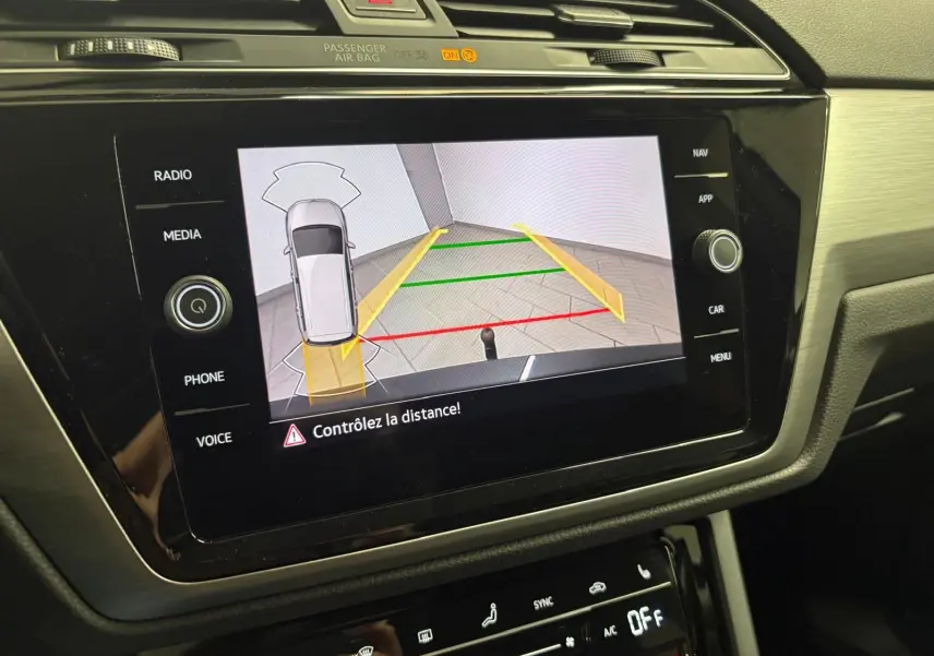 Écran central du Volkswagen Touran 2025 montrant l'assistant de manœuvre avec visualisation de l'angle d'attelage.