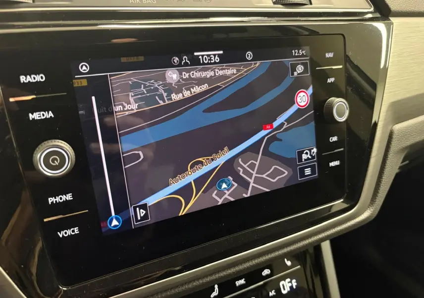 Écran tactile central du Volkswagen Touran 2025 affichant la navigation avec carte et indications routières.
