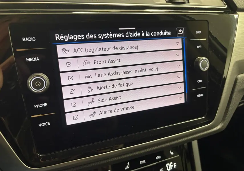 Écran tactile central du Volkswagen Touran 2025 montrant les réglages des aides à la conduite dans l'habitacle.