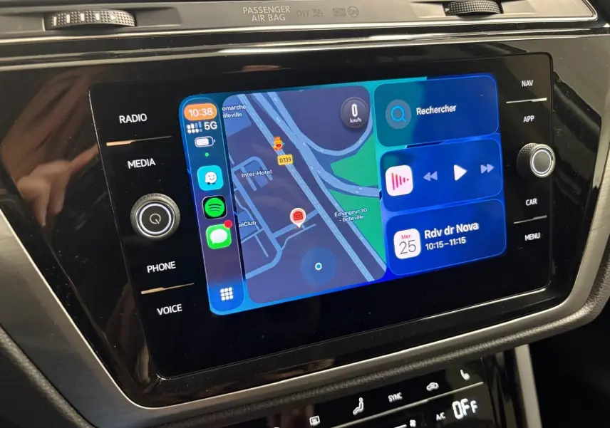 Écran tactile central du Volkswagen Touran 2025 affichant la navigation et les commandes multimédia.