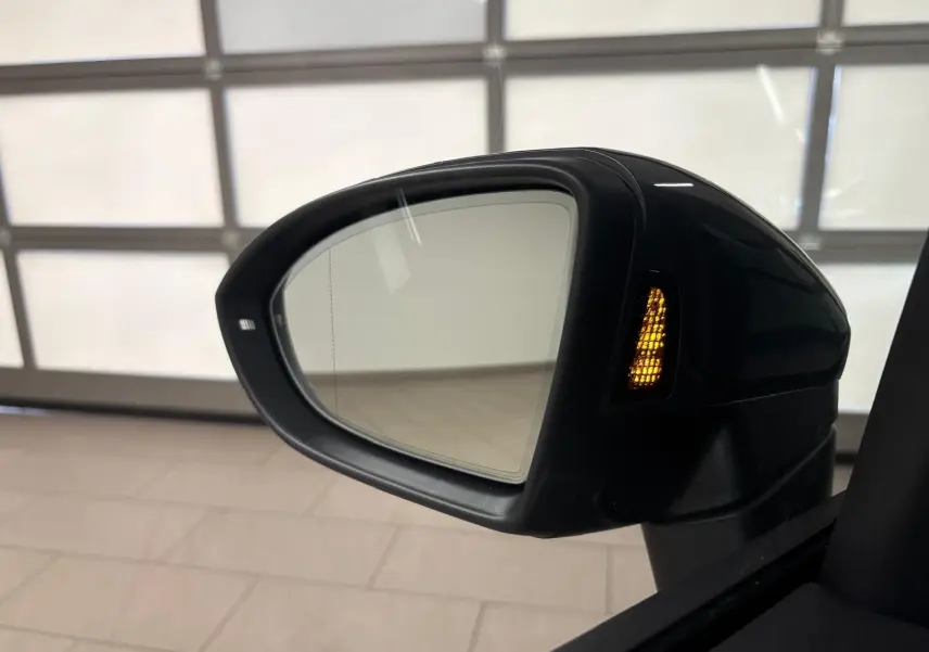 Rétroviseur droit allumé avec clignotant orange du Volkswagen Touran 2025 Gris Dauphin, vue rapprochée intérieure.