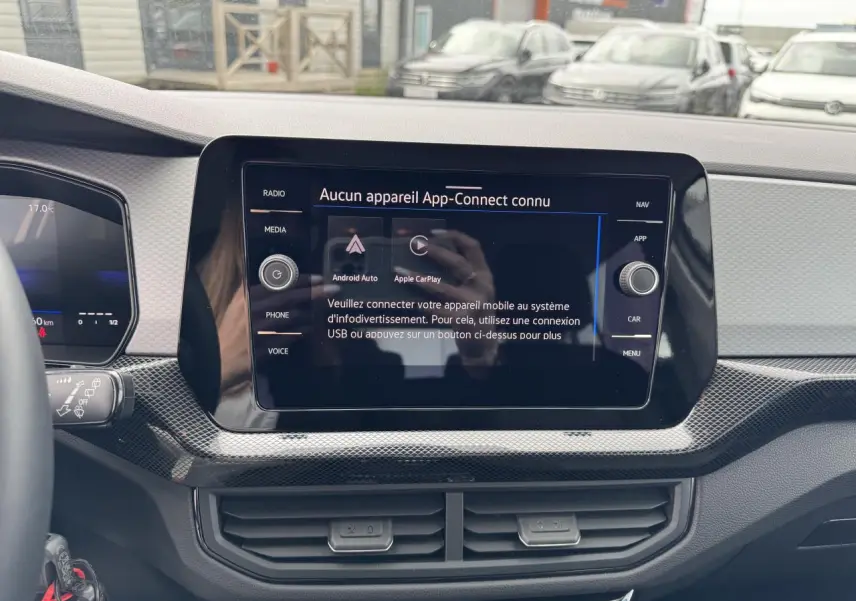 Écran tactile central du Volkswagen T-Cross 2024 affichant l'interface App-Connect dans un intérieur moderne.