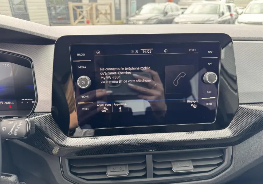 Écran tactile central du Volkswagen T-Cross gris Ascot 2024 affichant le menu Bluetooth et téléphone.