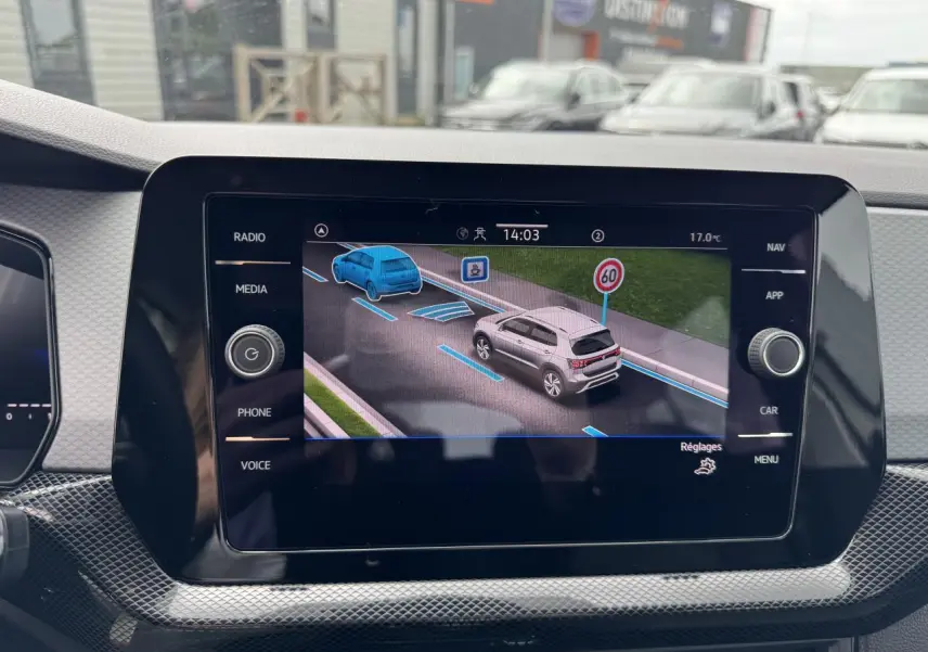 Écran central du Volkswagen T-Cross gris Ascot 2024 montrant l'assistance au maintien de voie et la limitation de vitesse à 60 km/h.