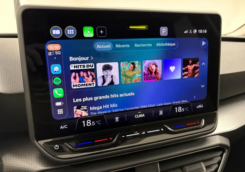 Écran tactile central du tableau de bord du SEAT LEON 2025 affichant l'interface multimédia avec température à 18,5°C.